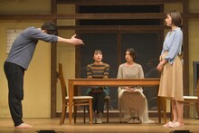 ナイスコンプレックス N31「キスより素敵な手を繋ごう」より。（撮影：鏡田伸幸）