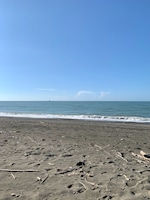 杉原邦生が育った神奈川・茅ヶ崎の海辺。穏やかな波や、水平線が美しい。