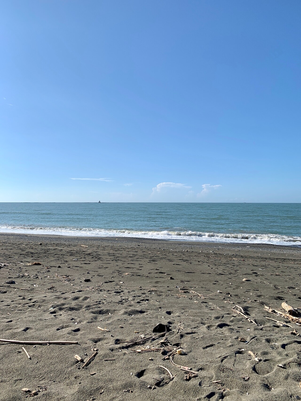 杉原邦生が育った神奈川・茅ヶ崎の海辺。穏やかな波や、水平線が美しい。