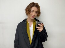 お気に入りのコーヒーを手にする立石俊樹。