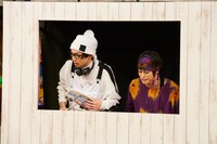 「マルチ演劇 サクセス荘3」より、左から有澤樟太郎演じるアンテナ、玉城裕規演じるムーさん。