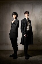 左から黒羽麻璃央、甲斐翔真。(c)岡本隆史