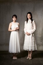 左から伊原六花、天翔愛。(c)岡本隆史