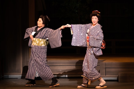 「坂本冬美芸能生活35周年記念公演 泉ピン子友情出演」より。(撮影:田中聖太郎)