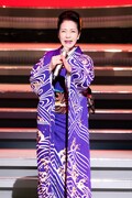 「坂本冬美芸能生活35周年記念公演 泉ピン子友情出演」より。(撮影:田中聖太郎)