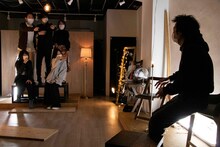 エンニュイ「Performance of the day『無表情な日常、感情的な毎秒』」より。