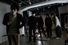 エンニュイ「Performance of the day『無表情な日常、感情的な毎秒』」より。