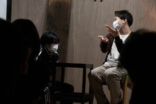 エンニュイ「Performance of the day『無表情な日常、感情的な毎秒』」より。