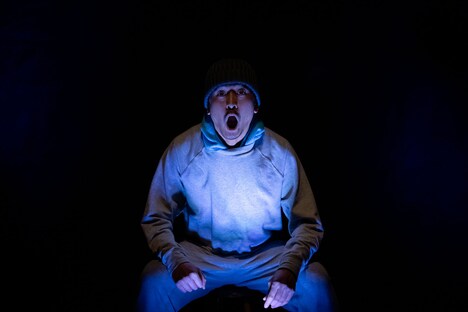 劇団「地蔵中毒」 無教訓意味なし演劇 vol.13「宴たけなわ 天高く円越える 孫世代」より。（撮影：塚田史香）