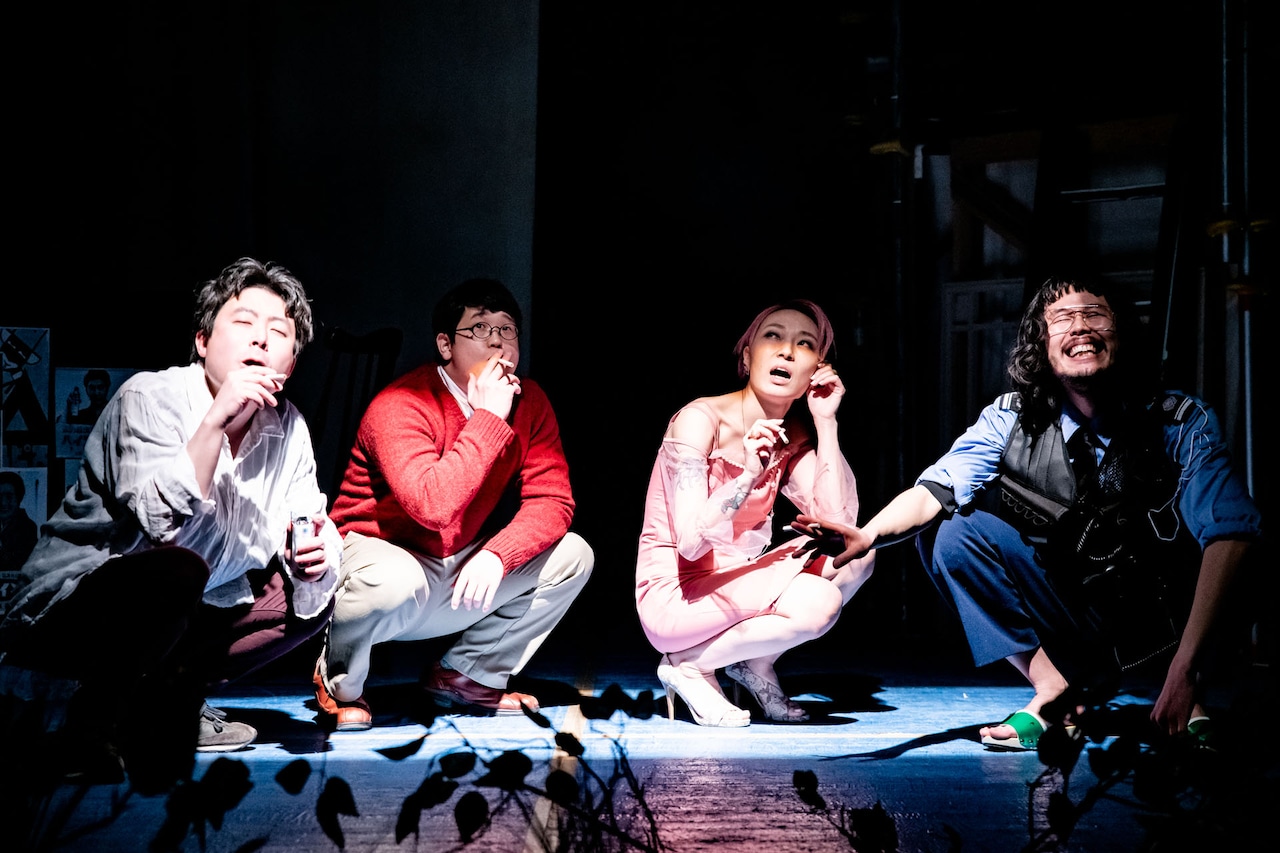 地蔵中毒が“ぬいぐるみ盗聴器演劇”でスズナリに初登場「宴たけなわ～」開幕