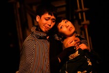 劇団「地蔵中毒」 無教訓意味なし演劇 vol.13「宴たけなわ 天高く円越える 孫世代」より。（撮影：塚田史香）