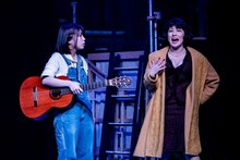 劇団「地蔵中毒」 無教訓意味なし演劇 vol.13「宴たけなわ 天高く円越える 孫世代」より。（撮影：塚田史香）