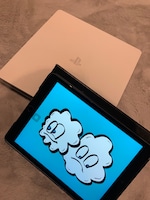 平間壮一の相棒となった“2人”組。白いPlayStation 4（左）とiPad（右）。iPadには、平間によるポップでキュートなイラストが。