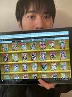 電子版「週刊少年ジャンプ」を定期購読しているという村井良大。タブレットの画面には「ジャンプ」の表紙がずらり。