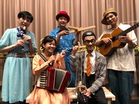 移動劇場「世田谷パブリックシアター@ホーム公演」の関係者。