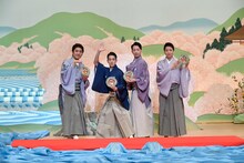 「三月花形歌舞伎」流し雛イベントより、左から中村橋之助、尾上右近、中村壱太郎、中村米吉。