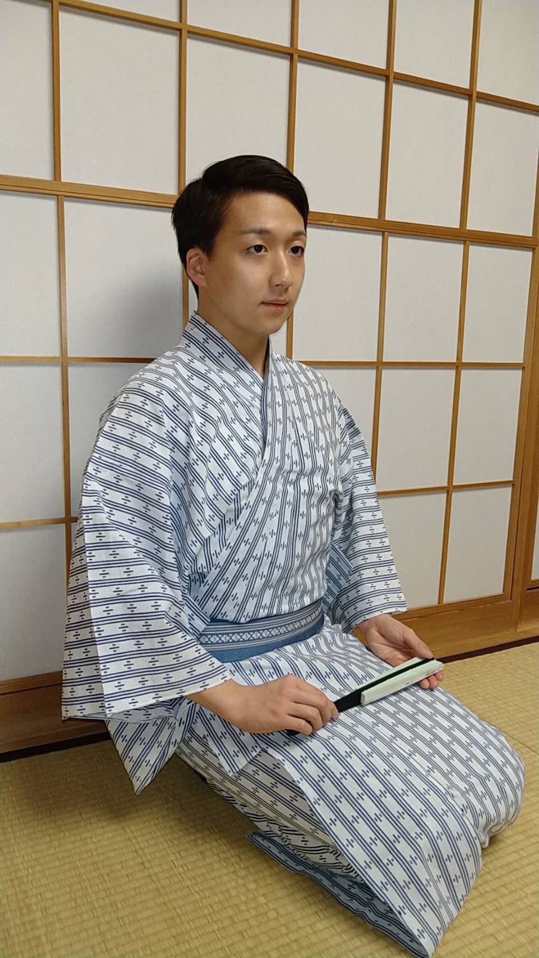 浴衣姿の米吉。扇子を手に、凛とした佇まい。