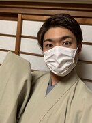 淡い色の着物。愛嬌のあるポーズが、源九郎狐を思わせる。