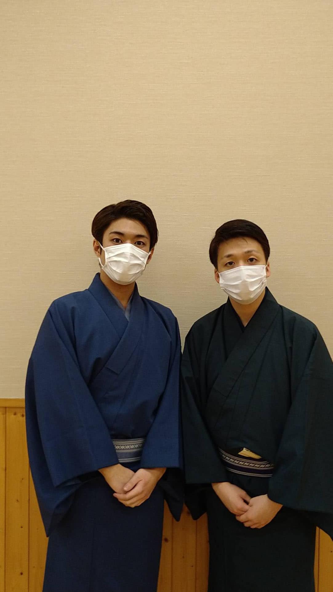 全体稽古初日にパチリ。米吉（右）は落ち着いた雰囲気の濃い緑、橋之助（左）はフレッシュさを感じさせる、明るい紺色の着物。