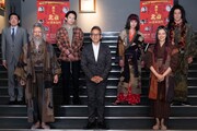 「『画狂人 北斎』令和三年版」演出の宮本亞門（下段中央）と出演者。