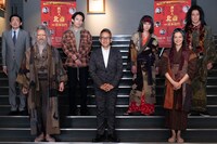 「『画狂人 北斎』令和三年版」演出の宮本亞門（下段中央）と出演者。