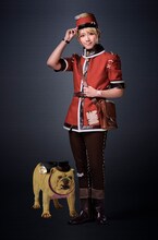 鈴木遥太扮するポストマン（ビクター・グランツ）。