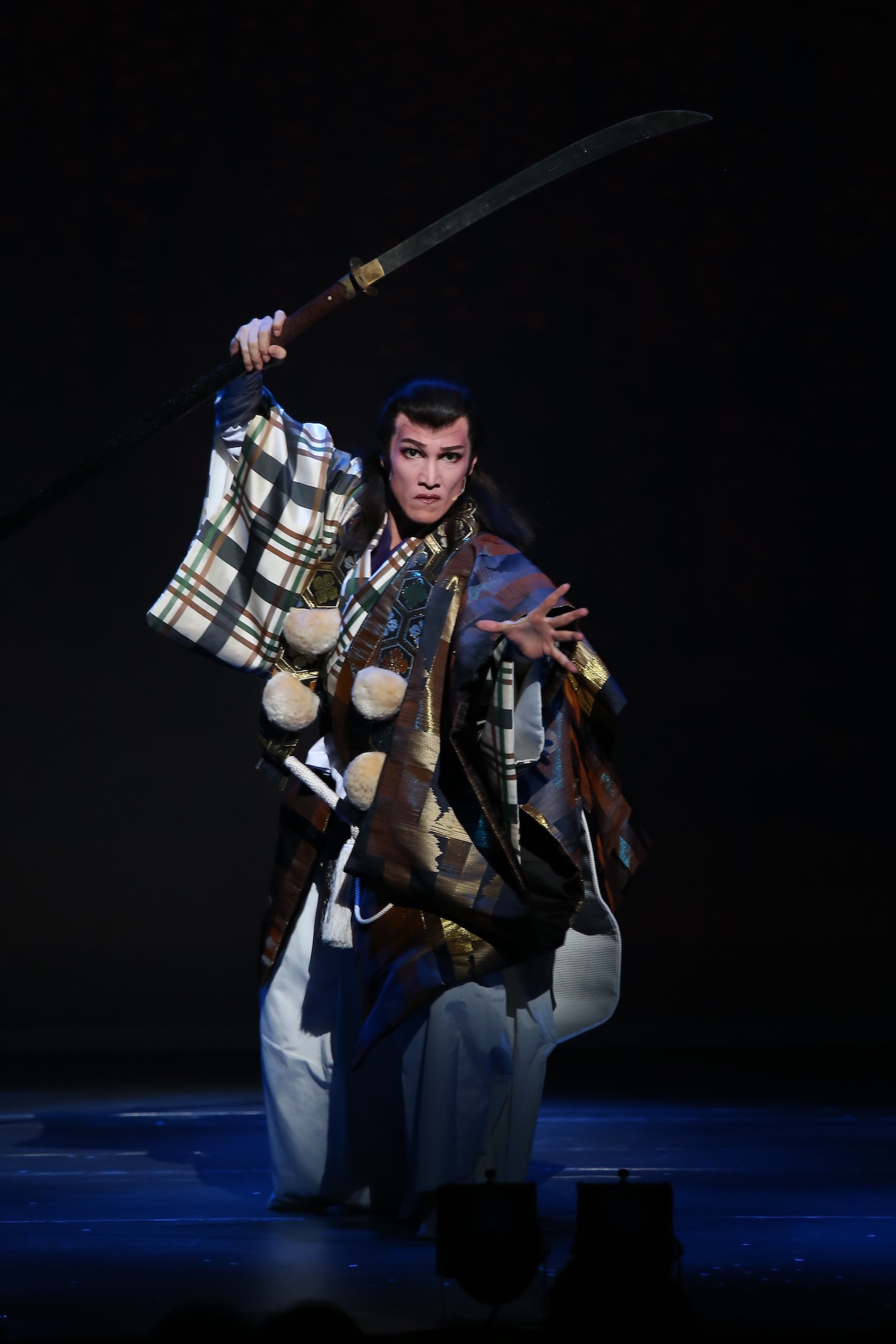 2017年6月、大阪松竹座で上演された「レビュー春のおどり」第1部「桜鏡～夢幻義経譚～」より。(c)松竹