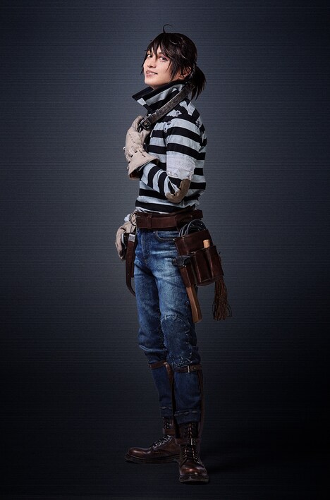 穴沢裕介扮する「囚人」（ルカ・バルサー）。