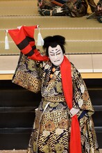 「奥州安達原」より、中村芝翫扮する安倍貞任。(c)松竹