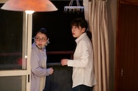 ウォーキング・スタッフ プロデュース「岸辺の亀とクラゲ-jellyfish-」より。（撮影：二石友希）