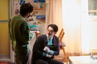 ウォーキング・スタッフ プロデュース「岸辺の亀とクラゲ-jellyfish-」より。（撮影：二石友希）