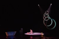 FUKAIPRODUCE羽衣 第26回公演「おねしょのように」より。（撮影：金子愛帆）