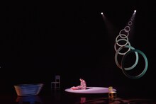 FUKAIPRODUCE羽衣 第26回公演「おねしょのように」より。（撮影：金子愛帆）