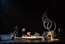 FUKAIPRODUCE羽衣 第26回公演「おねしょのように」より。（撮影：金子愛帆）