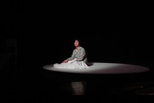 FUKAIPRODUCE羽衣 第26回公演「おねしょのように」より。（撮影：金子愛帆）