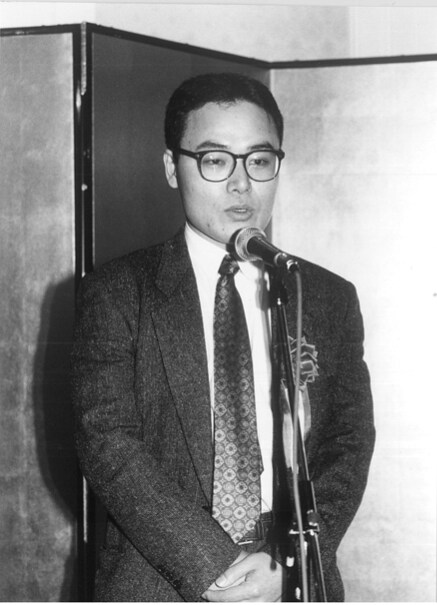 授賞式に臨む岩松了。（提供：白水社）