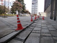 いわきアリオス周辺のコンクリートパネルも、地震で破損した。