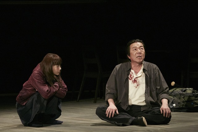 長塚が震災後の2015年にPARCO劇場で上演した「TWINS」では、海辺の大きな家に暮らす家族を軸に、“近い将来に起こるかもしれない日常の姿”が描かれた。(撮影:尾嶝太 / 写真提供:株式会社パルコ)