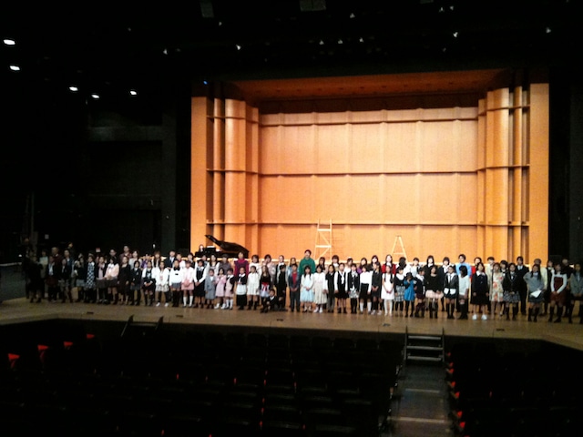 地域の物語 音楽劇「わが町可児」本番前の様子より。