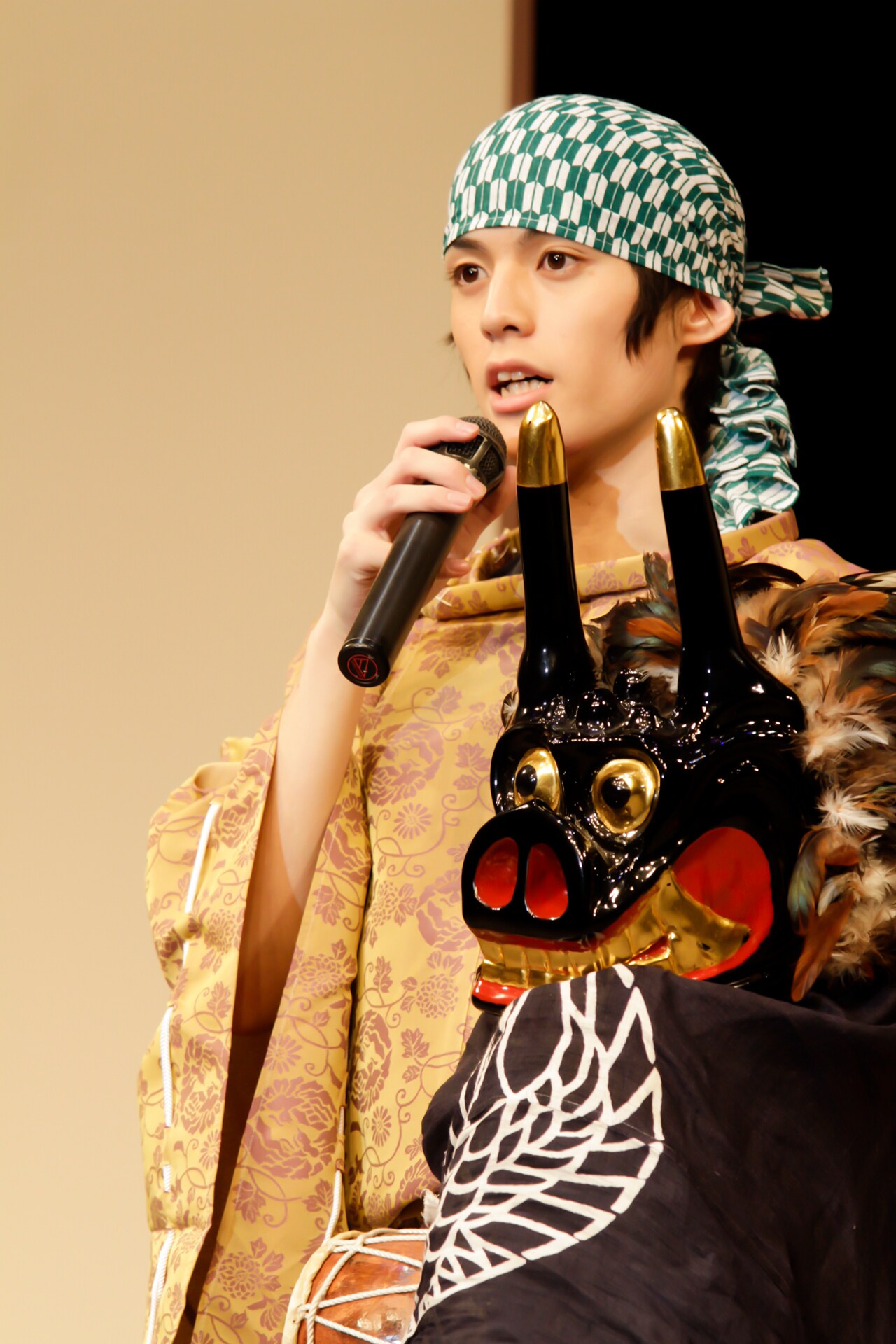 村の人たちが貸してくれた獅子頭で舞を披露した。(c)JUNON