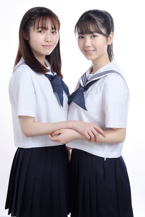 左から秋田汐梨、筒井あやめ（乃木坂46）。