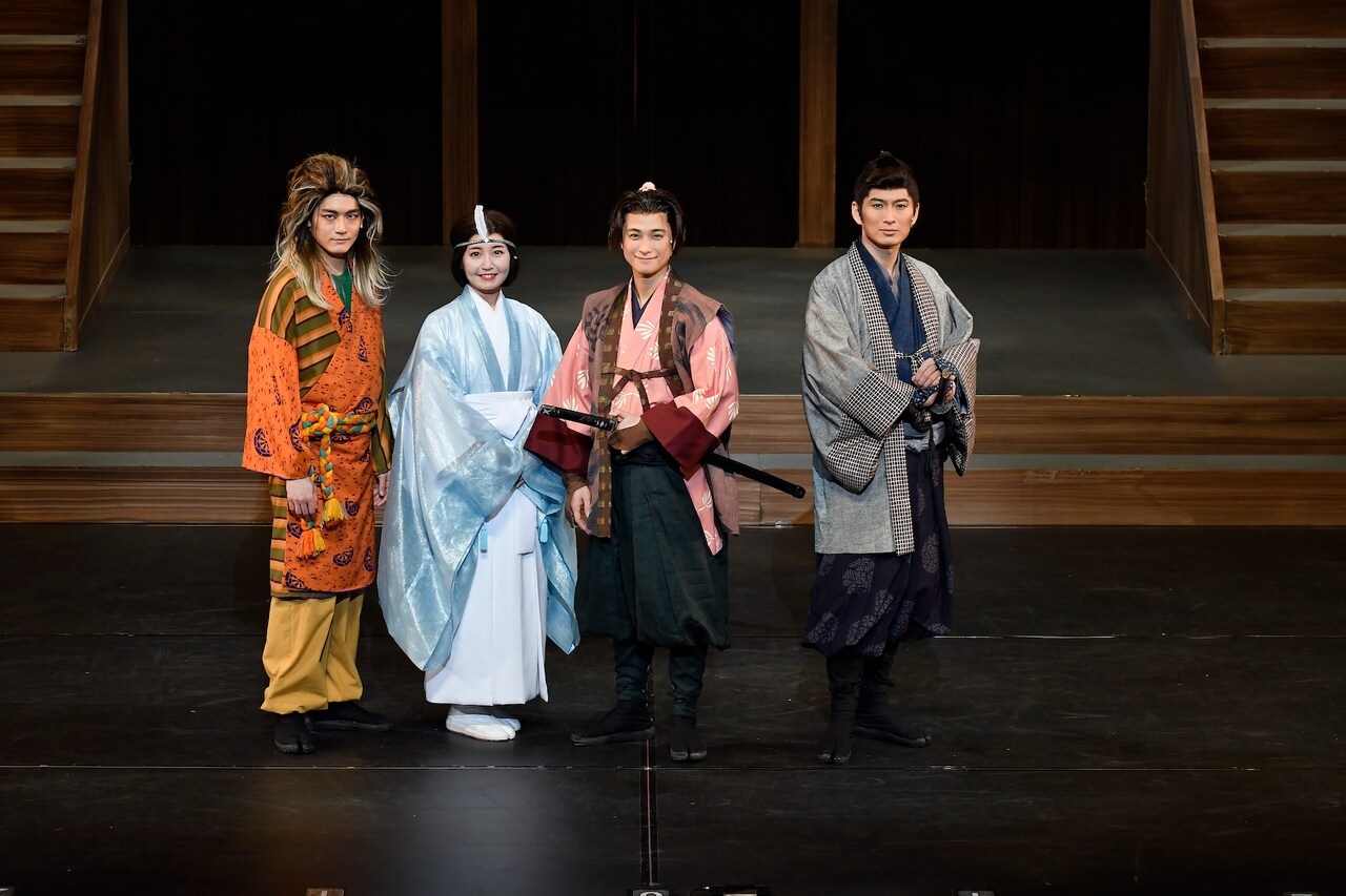 左から冨岡健翔、惣田紗莉渚、戸塚祥太、松田悟志。