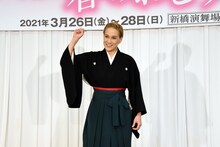 ガッツポーズをする桐生麻耶。