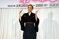 「今回の作品で、こういう振付がある」と手を波のように振る桐生麻耶。