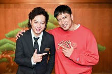 左から塚本高史、長瀬智也。(c)TBS