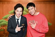 左から塚本高史、長瀬智也。(c)TBS