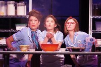 ミュージカル「WAITRESS ウェイトレス」より。（写真提供：東宝演劇部）