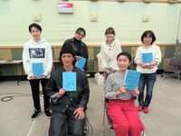 NHK-FM「青春アドベンチャー『当面の間、変身します』」の「俺、妊夫です」より、作者と出演者。（写真提供：NHK）