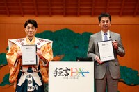 左から野村萬斎、小林充佳NTT西日本代表取締役社長。