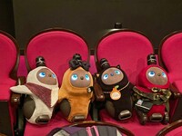 おでかけを楽しむLOVOTたち。